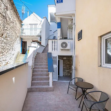 1 Bedroom Stunning In Apartment